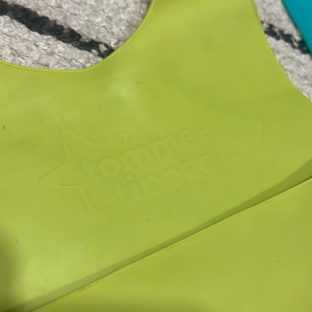 Tommee tippee silicone bibs